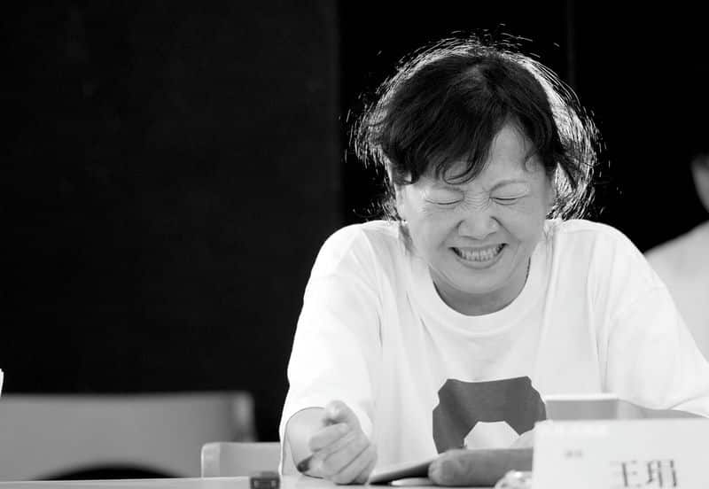 綠光劇團《八月，在我家》觸及每個家庭難以言說的真實