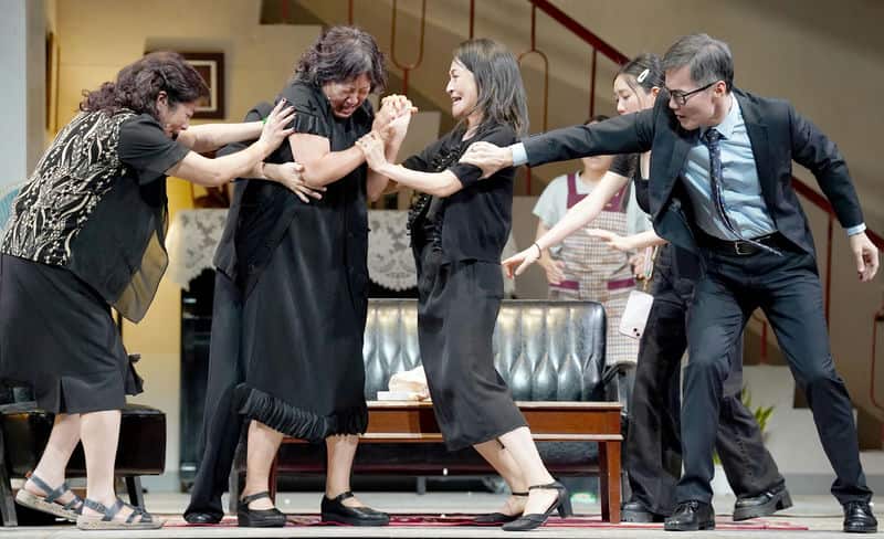 看完《八月，在我家》，我終於懂什麼是愛與誤解