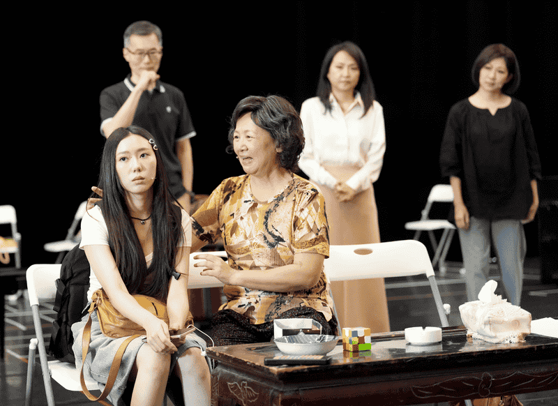 《八月，在我家》：綠光劇團把我們家的瘋狂搬上國家戲劇院舞台