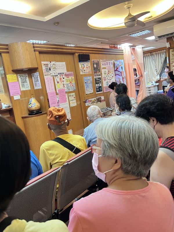 「年紀大膝蓋就該卡住慈愛中醫診所張醫師的小針刀，讓你行動不卡